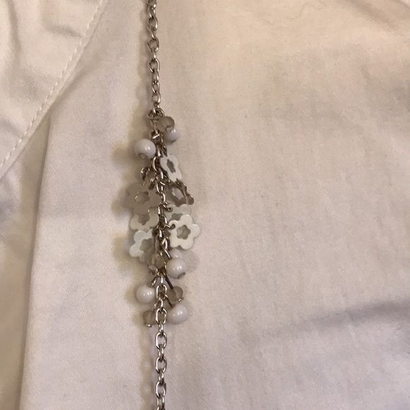 Silver-tone white flower and bead design necklace.  Very cute! - Picture 6 of 8
